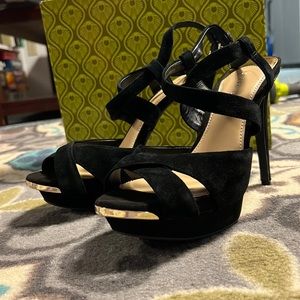 Gianni Bini black scrappy velvet heels with gold